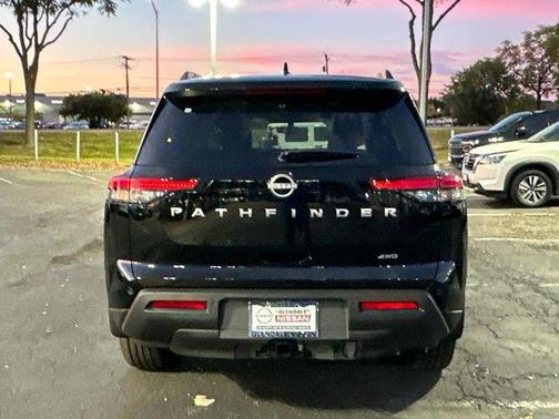 2025 Nissan Pathfinder SV