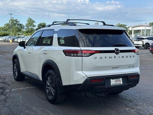 2022 Nissan Pathfinder SV