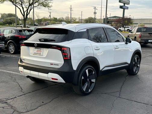 Aspen White Tri 2025 Nissan Kicks SR