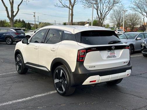 Aspen White Tri 2025 Nissan Kicks SR