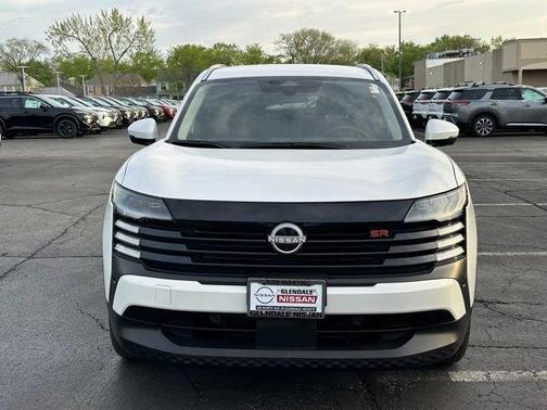 Aspen White Tri 2025 Nissan Kicks SR