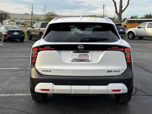 Aspen White Tri 2025 Nissan Kicks SR