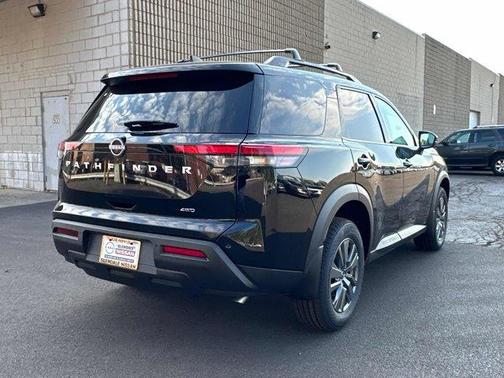 2025 Nissan Pathfinder SV