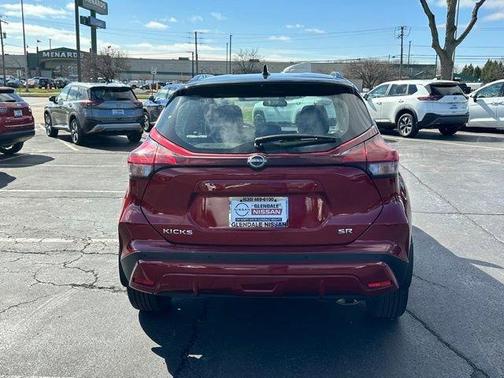 2 Tone Red / Black 2023 Nissan Kicks SR
