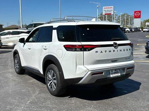 2025 Nissan Pathfinder SL