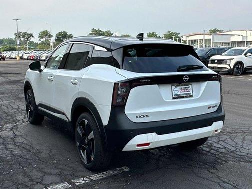 2025 Nissan Kicks SR
