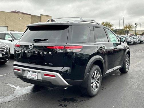 2025 Nissan Pathfinder SL