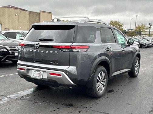2025 Nissan Pathfinder SL