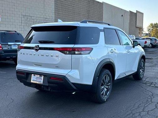 2025 Nissan Pathfinder SV