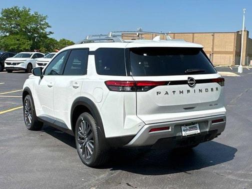 2025 Nissan Pathfinder SL