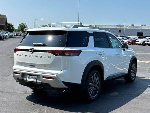 2025 Nissan Pathfinder SL