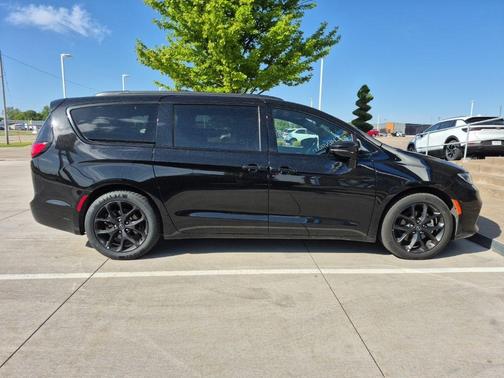 Black 2025 Chrysler Pacifica Limited