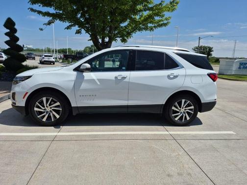 White 2022 Chevrolet Equinox Premier