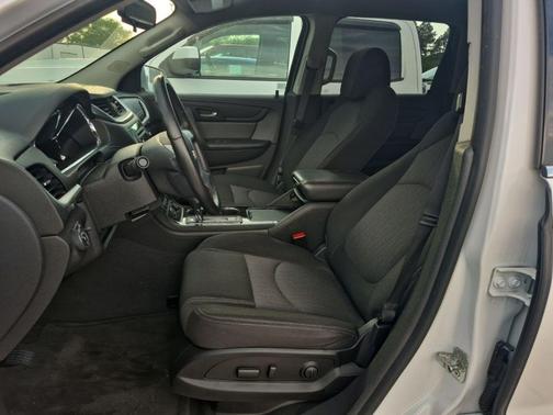 White 2016 Chevrolet Traverse 1LT