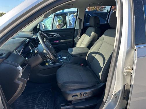 Gray 2018 Chevrolet Traverse LT Cloth