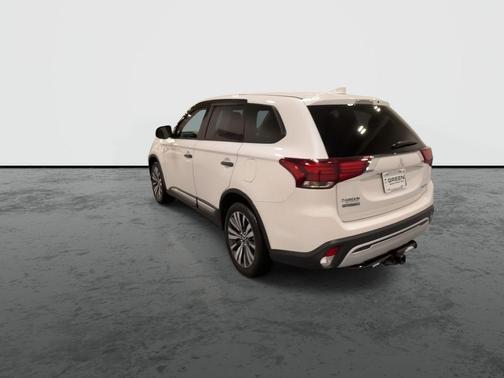 White 2019 Mitsubishi Outlander SE