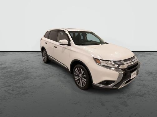 White 2019 Mitsubishi Outlander SE
