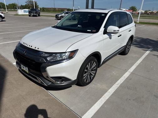 White 2019 Mitsubishi Outlander SE