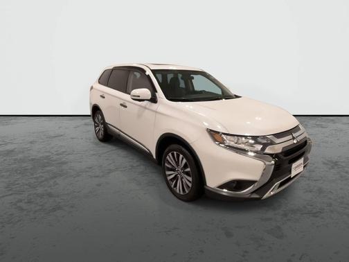 White 2019 Mitsubishi Outlander SE