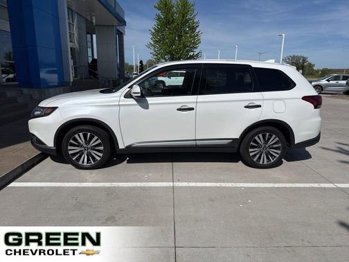 White 2019 Mitsubishi Outlander SE