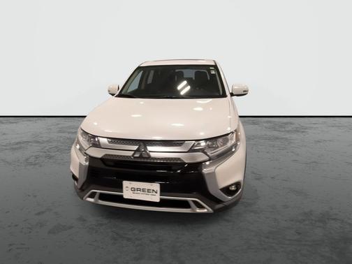 White 2019 Mitsubishi Outlander SE