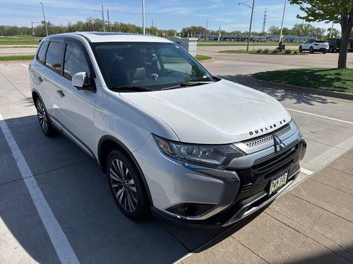 White 2019 Mitsubishi Outlander SE