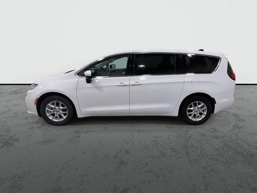 White 2023 Chrysler Pacifica Touring-L
