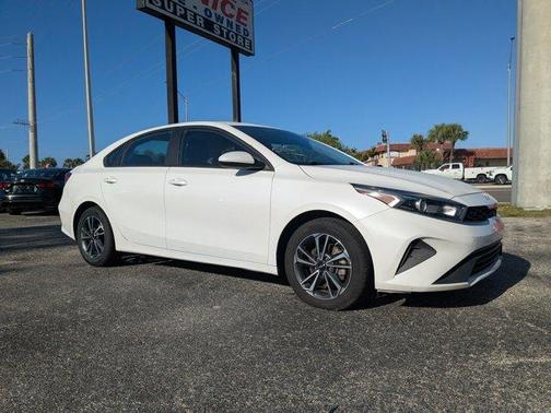 Snow White Pearl 2023 Kia Forte LXS