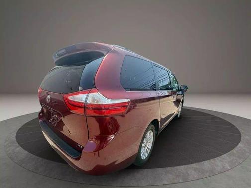 2017 Toyota Sienna XLE