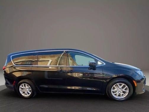 2020 Chrysler Voyager LX