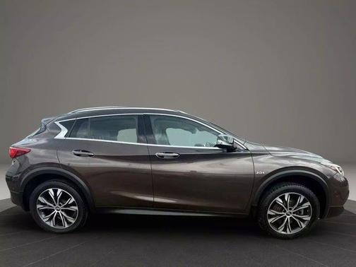 2017 INFINITI QX30 Premium