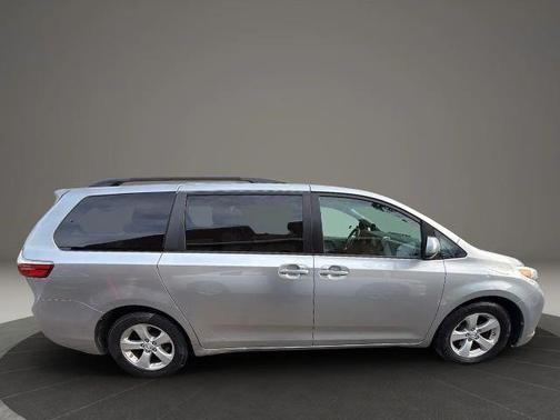 2017 Toyota Sienna LE