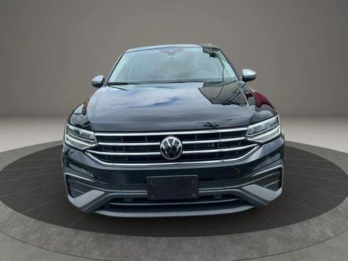 Deep Black Pearl Effect 2024 Volkswagen Tiguan 2.0T Wolfsburg Edition