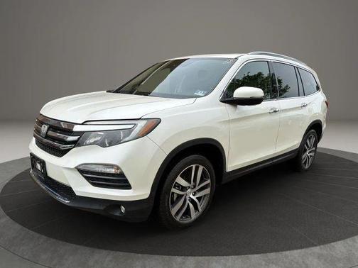 White 2017 Honda Pilot Touring