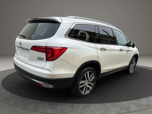 White 2017 Honda Pilot Touring
