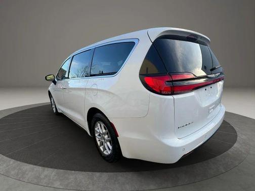 2023 Chrysler Pacifica Touring-L