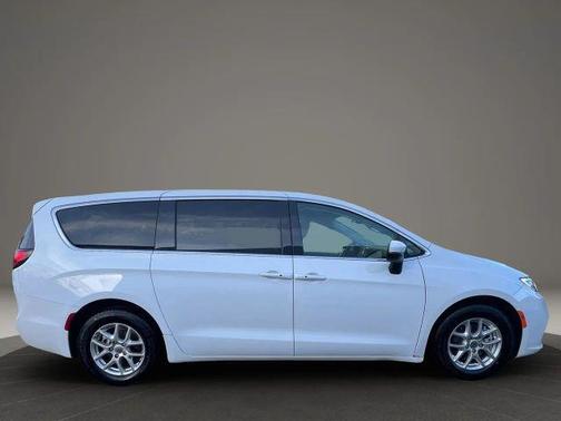 2023 Chrysler Pacifica Touring-L