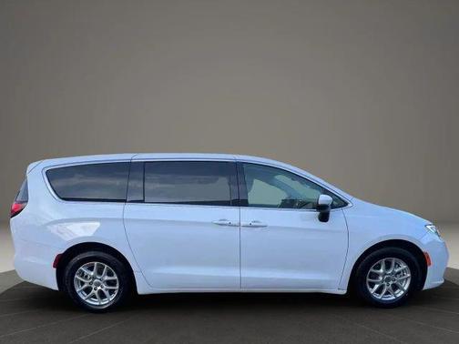 2023 Chrysler Pacifica Touring-L