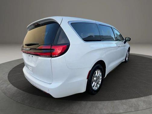2023 Chrysler Pacifica Touring-L