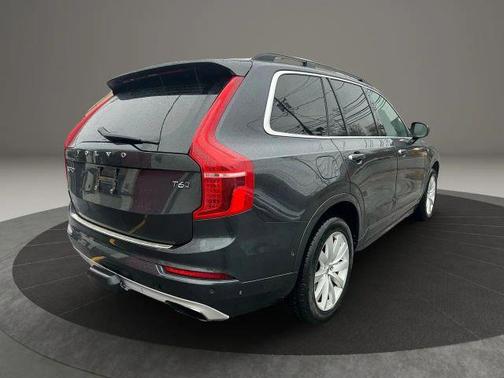 2016 Volvo XC90 T6 Momentum