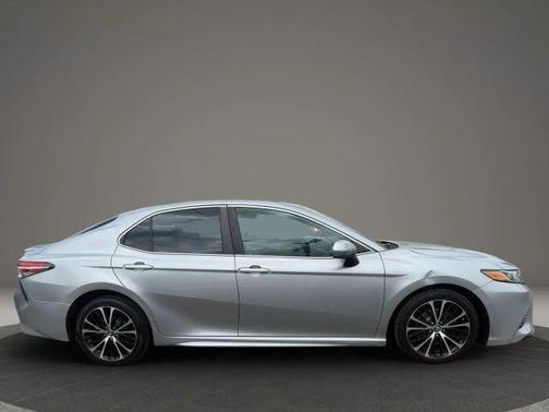 Silver 2019 Toyota Camry SE