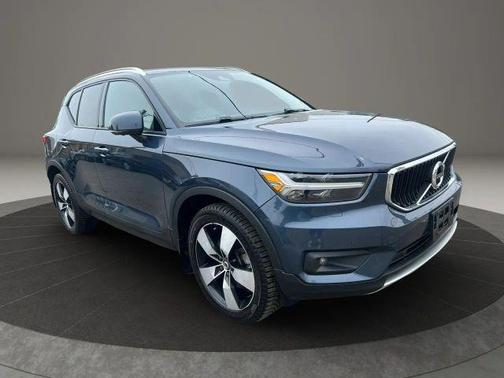Blue 2022 Volvo XC40 T5 Momentum