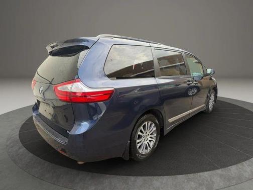 2018 Toyota Sienna XLE
