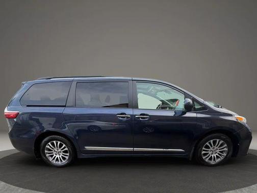 2018 Toyota Sienna XLE