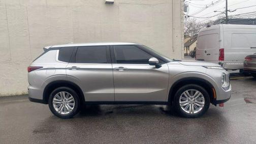 2022 Mitsubishi Outlander ES