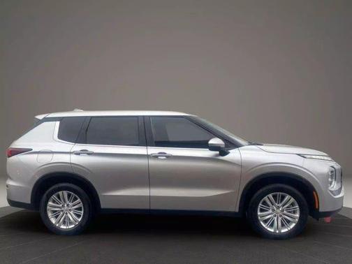 2022 Mitsubishi Outlander ES