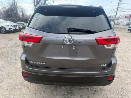 Gray 2018 Toyota Highlander XLE