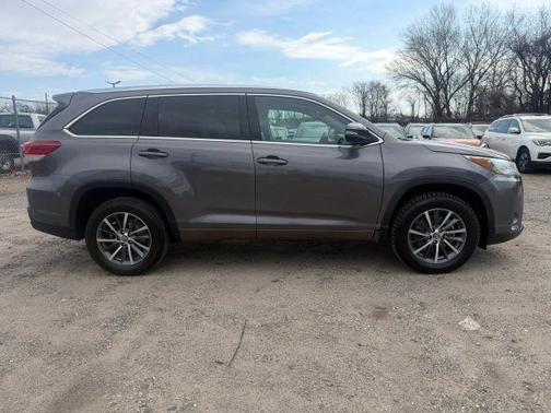 Gray 2018 Toyota Highlander XLE