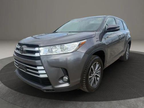 Gray 2018 Toyota Highlander XLE