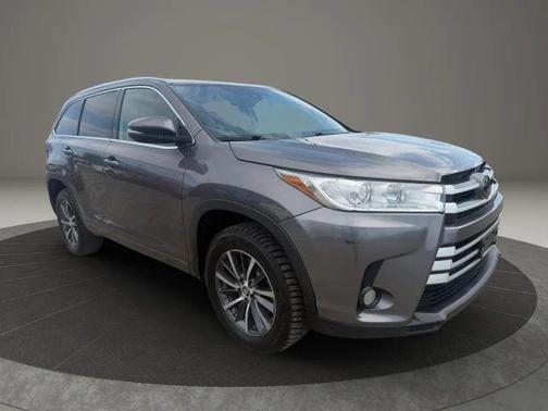 Gray 2018 Toyota Highlander XLE